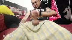 Reproducir El viejo cachondo se sacude antes de acostarse