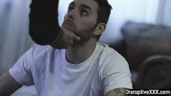 Reproducir Dude heterosexual sin hogar recibe una mamada rugosa de gay stether hermano