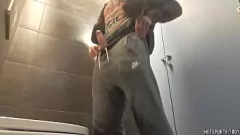 Afspelen Risicovolle openbare badkamer ontmoeting: gespierde fitnessman met grote lul