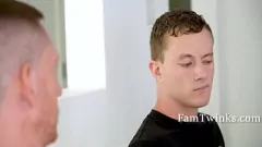 播放 Stepdad和Twink儿子的计划更改：无鞍同性恋家庭相遇