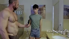 Afspelen Gespierde stiefvader geeft Shy Twink een bareback homo -ervaring