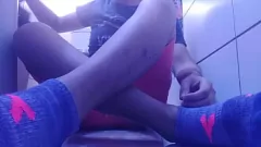 Riproduci Calda adolescente latina sfrigolante con calzini e suole sudate