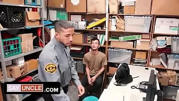 Reproducir Policía de centro comercial sospecha "ahora te haré cosquillas en el culo por dentro"