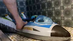 Reproducir Sesión de sexo gay caliente con un fetiche de juguete de avión Intex Air Fighter lleno de agua follando