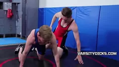 Redare Lupta cu doi băieți duce la acțiune anală și muie hardcore