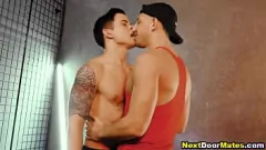 চালান একটি পেশীবহুল হাঙ্ক তার বসের দ্বারা একটি গরম বেয়ারব্যাক অ্যানাল গে সেক্স সেশনের জন্য ডাকা হয়, এতে তীব্র ব্লোজব, ট্যাটু করা শরীর এবং আবেগপূর্ণ গাধা চাটা থাকে