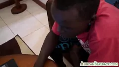 Riproduci Atletico ebano Jock lubrifica il suo cazzo non tagliato e si masturba in casa con lozione