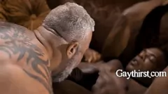 Jouer Adrian Hart et Lance Charger dans une séance de baise anale gay interraciale torride