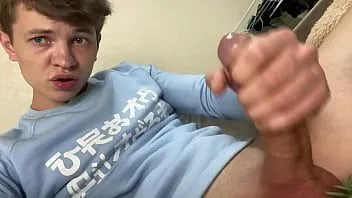 Oynat Genç yaramaz oğlan seviyor için oynamak ile onun büyük oyuncak / kesilmemiş / Döl / Meni / büyük yarak / genç / tıraşlı / sıcak