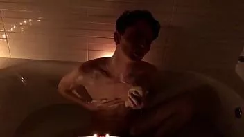 Oynat Üvey oğul banyo yapıyor ve baba bana yardım eder misin? /büyük yarak / tatlı çocuk / sıska